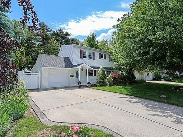 166 Choir Lane E, Westbury NY 11590