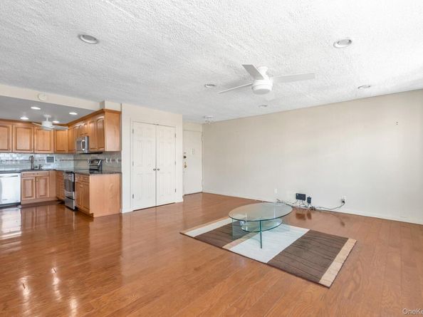 162-11 9th 7B, Beechhurst NY 11357