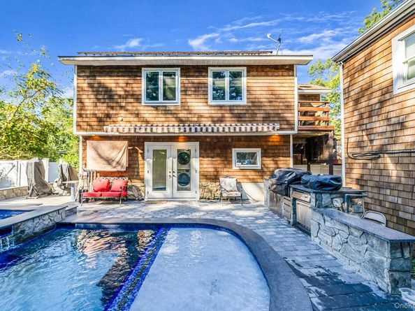 7 Albermarle Avenue, Holtsville NY 11742