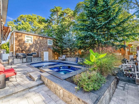 7 Albermarle Avenue, Holtsville NY 11742