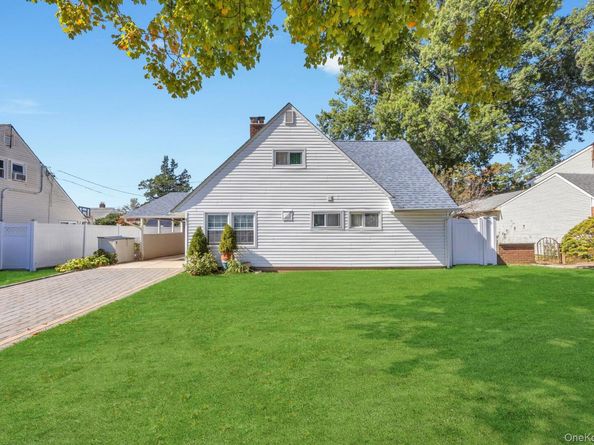 16 Cloister Lane, Hicksville NY 11801