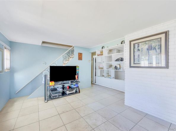 16 Cloister Lane, Hicksville NY 11801