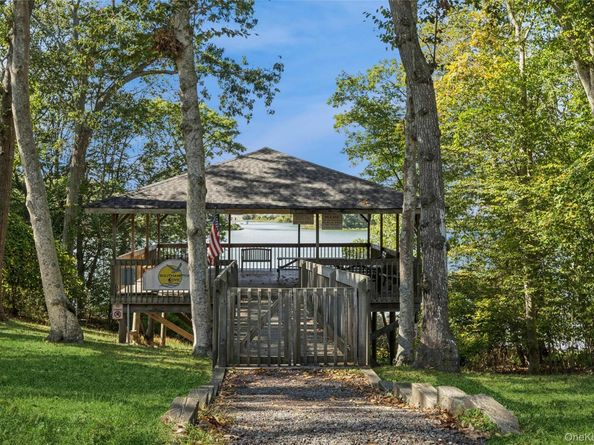 33 Woods Lane, Southampton NY 11968