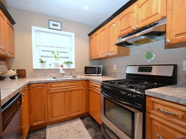 18 Glen Hollow Drive F13, Holtsville NY 11742