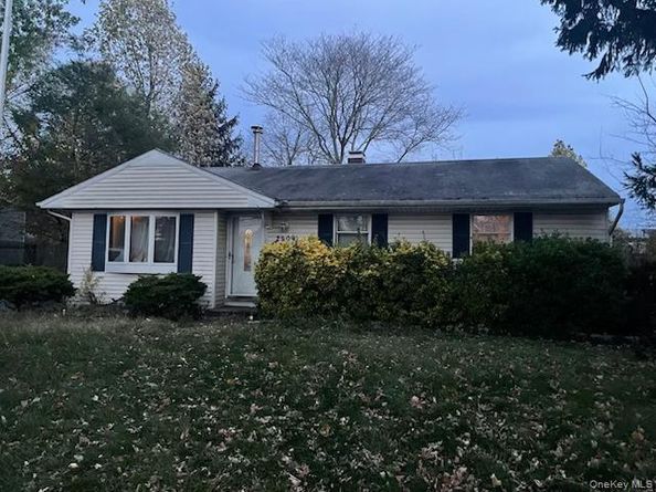 2909 Falcon Avenue, Medford NY 11763