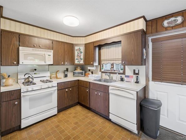 43 Briarcliff Road, Westbury NY 11590