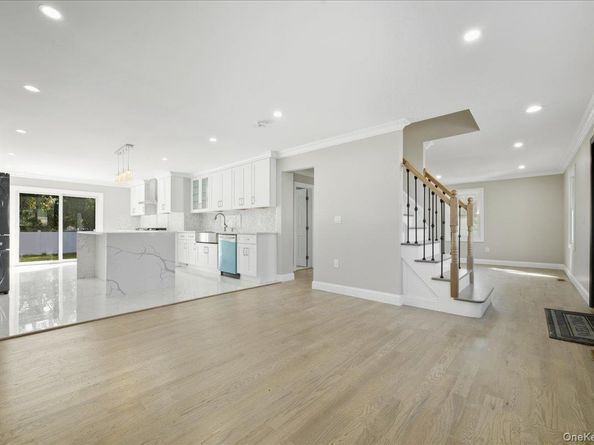 15 cottage  blvd, Hicksville NY 11801
