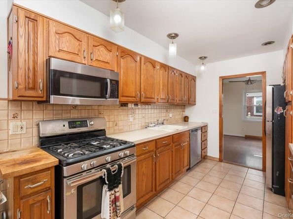 146 Caroline Avenue, Garden City South NY 11530