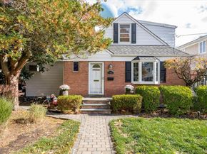 146 Caroline Avenue, Garden City South NY 11530