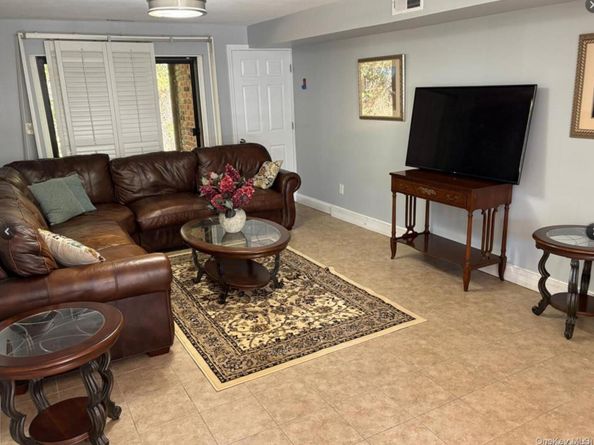 33d newbrook ln 33d, Bay Shore NY 11706