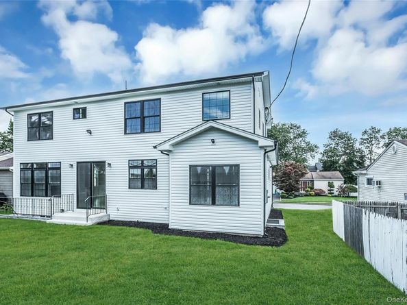 8 Sebree Place, Plainview NY 11803