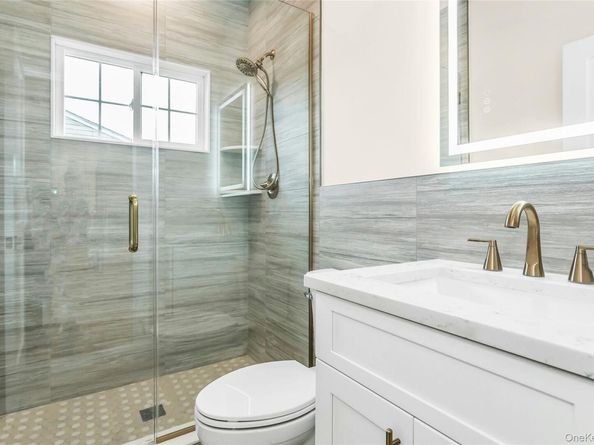 8 Sebree Place, Plainview NY 11803