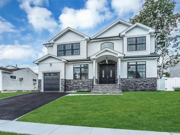 8 Sebree Place, Plainview NY 11803