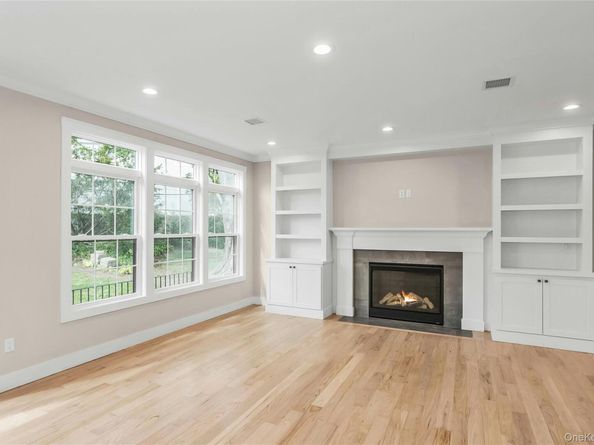 8 Sebree Place, Plainview NY 11803