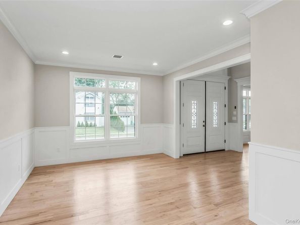 8 Sebree Place, Plainview NY 11803