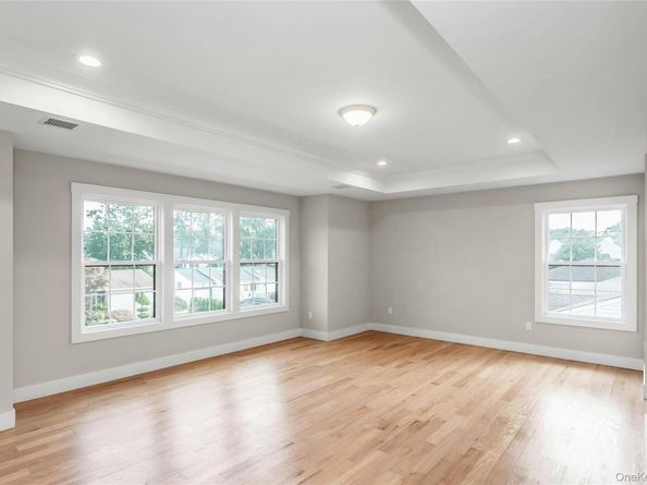 8 Sebree Place, Plainview NY 11803