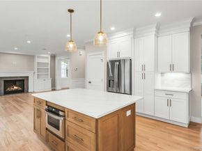 8 Sebree Place, Plainview NY 11803