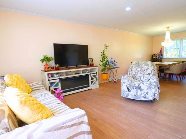 828 Robin Court, Baldwin NY 11510