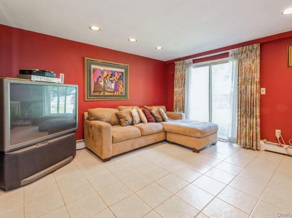 828 Robin Court, Baldwin NY 11510