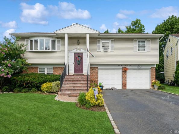 828 Robin Court, Baldwin NY 11510