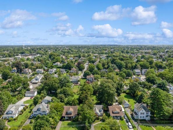 828 Robin Court, Baldwin NY 11510