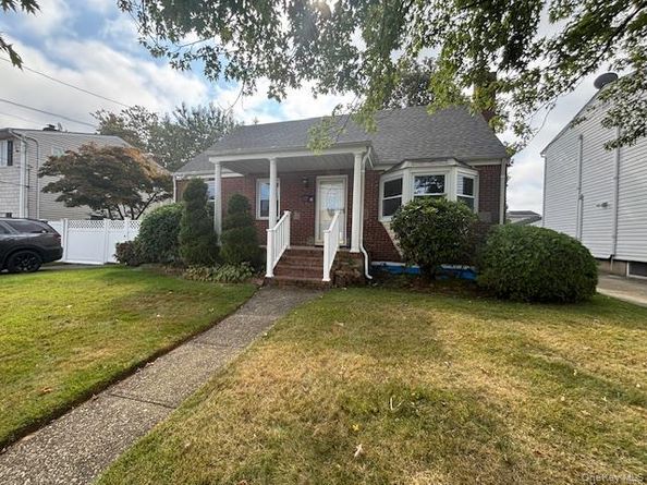 35 W Belle Terre Avenue, Lindenhurst NY 11757