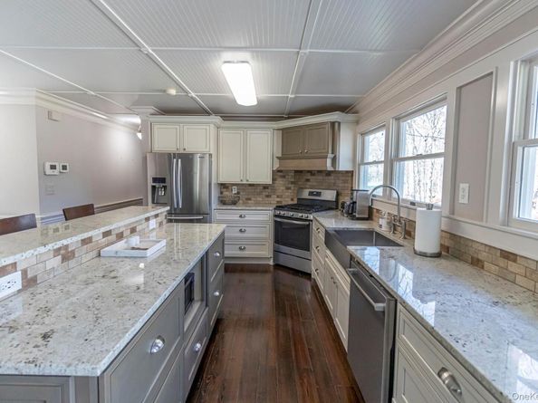 6 Bayview Terrace, Hampton Bays NY 11946