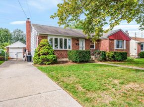 15 Hewmann Place, Bethpage NY 11714
