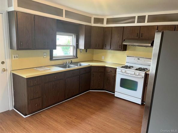 8 Gables Road, Hicksville NY 11801