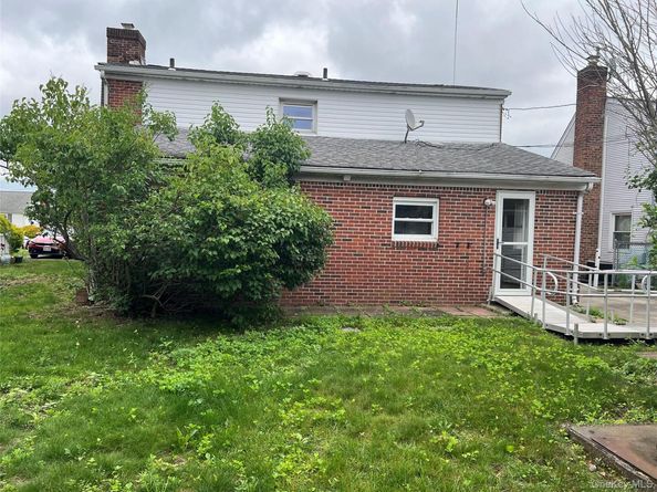 8 Gables Road, Hicksville NY 11801