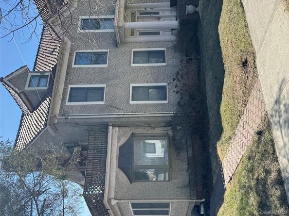 19404 110th Road, Saint Albans NY 11412