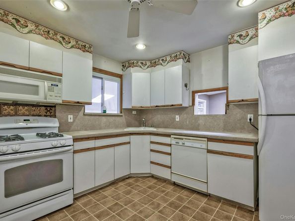 28 Reeves Avenue, Farmingdale NY 11735