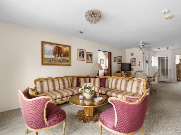 14 Cambridge Drive W, Copiague NY 11726