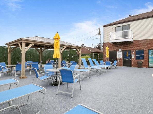 14 Cambridge Drive W, Copiague NY 11726