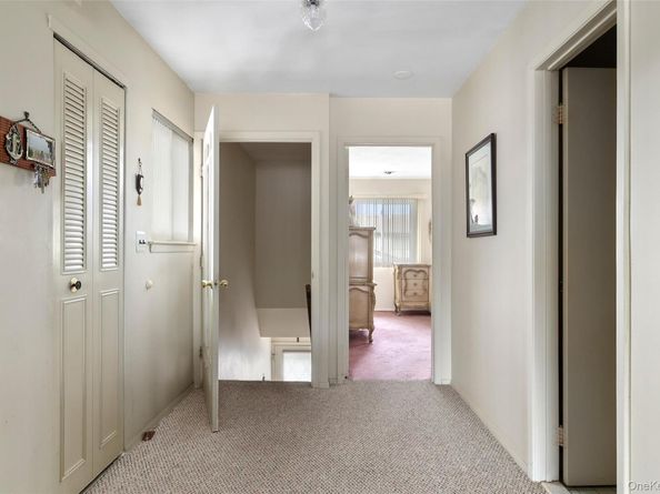 14 Cambridge Drive W, Copiague NY 11726