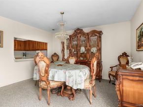 14 Cambridge Drive W, Copiague NY 11726