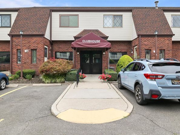 14 Cambridge Drive W, Copiague NY 11726