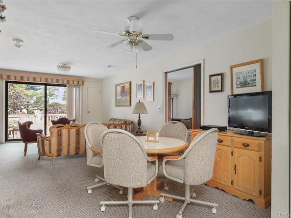 14 Cambridge Drive W, Copiague NY 11726