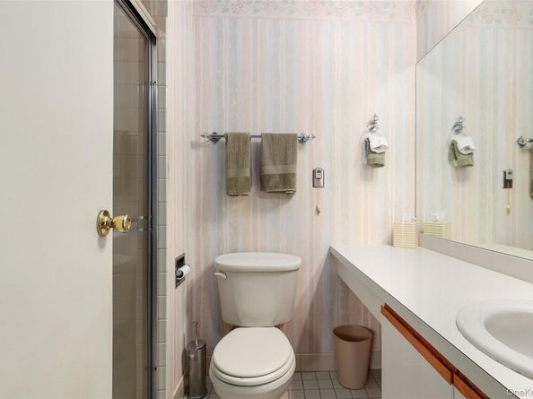 14 Cambridge Drive W, Copiague NY 11726