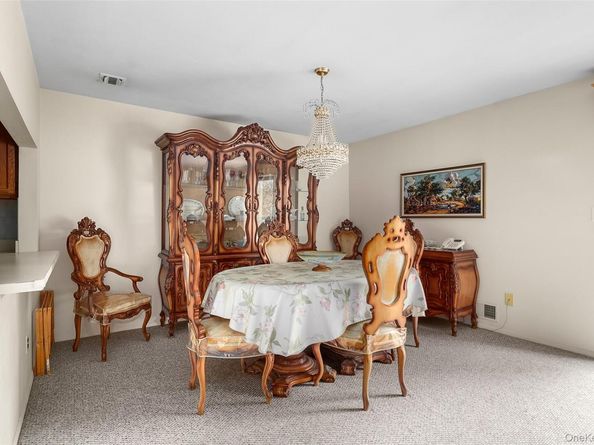 14 Cambridge Drive W, Copiague NY 11726