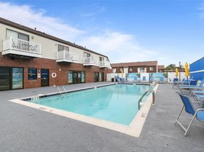 14 Cambridge Drive W, Copiague NY 11726