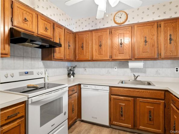14 Cambridge Drive W, Copiague NY 11726