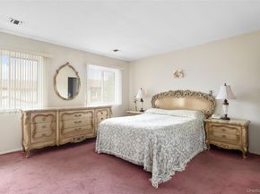14 Cambridge Drive W, Copiague NY 11726