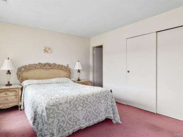 14 Cambridge Drive W, Copiague NY 11726