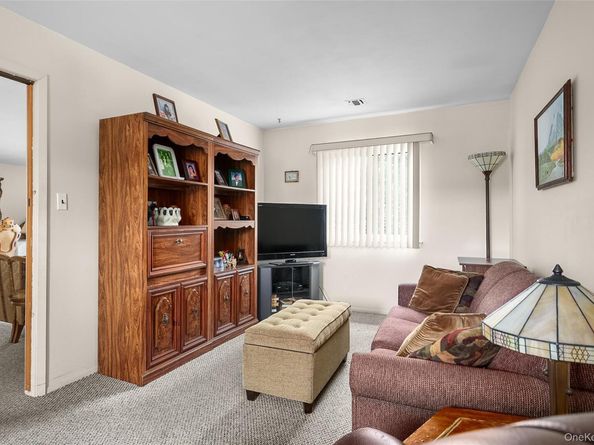 14 Cambridge Drive W, Copiague NY 11726