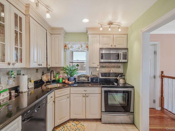 15 Inlet Drive, Lindenhurst NY 11757