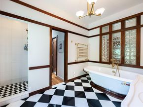 3 West Drive, Manhasset NY 11030