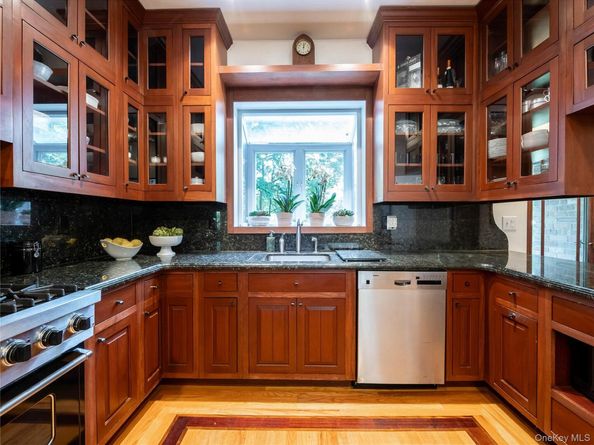 3 West Drive, Manhasset NY 11030