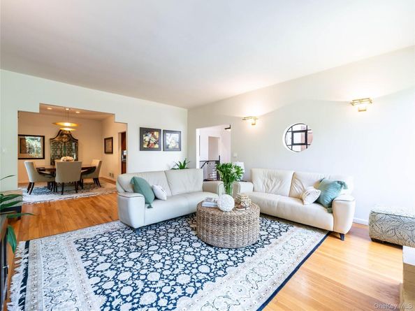 3 West Drive, Manhasset NY 11030