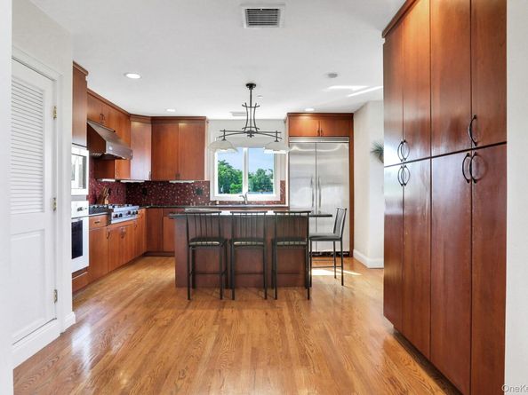 2 Harbor Lane 301, New Rochelle NY 10805